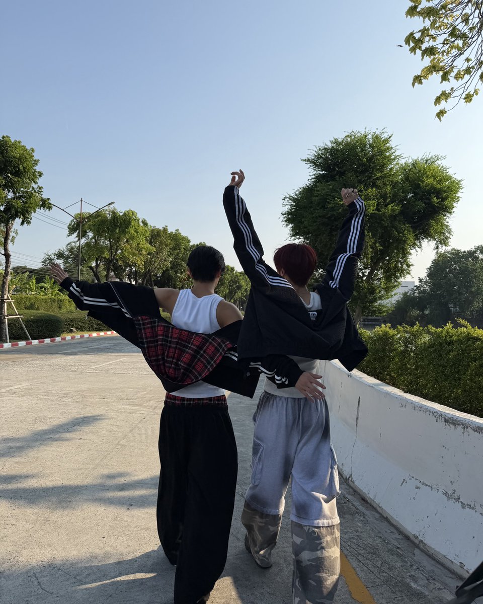 NCT WISH SION和RIKU晴天背影举手照