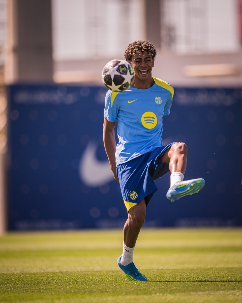 Lamine Yamal笑容满面