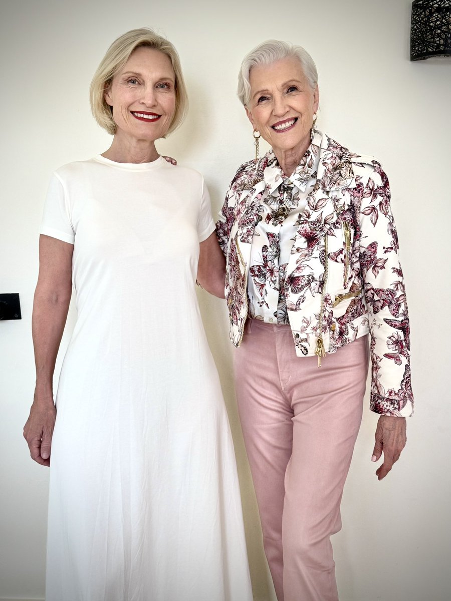 梅耶·马斯克78岁生日与家人合影，鲜花环绕温馨满分