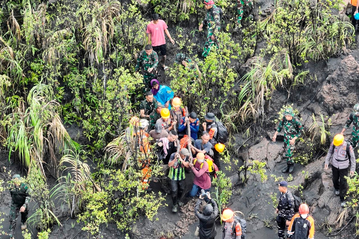 搜救人员在杜科诺火山区域艰难转移