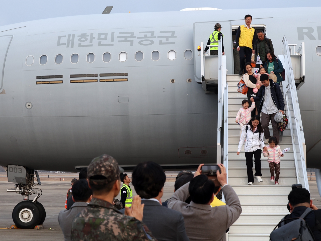 Evacuation flight brings home 204 Koreans from Middle East - The Korea  Herald
