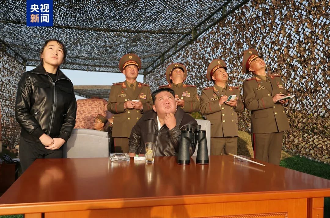 金正恩携女儿观摩导弹试射