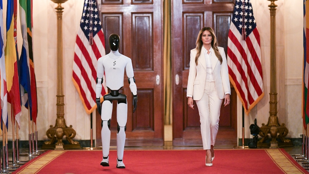 First lady Melania Trump enters White House summit with walking, talking humanoid  robot - ABC News