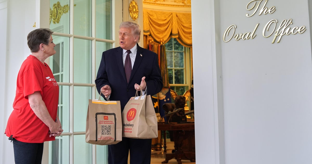DoorDasher joins Trump for impromptu White House press event after delivering  McDonald's - CBS News