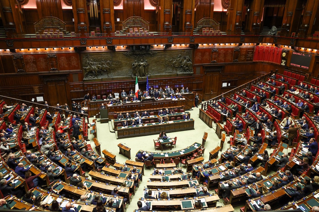 意大利国防部长圭多·克罗塞托相关议会讨论场景（Reuters图片）