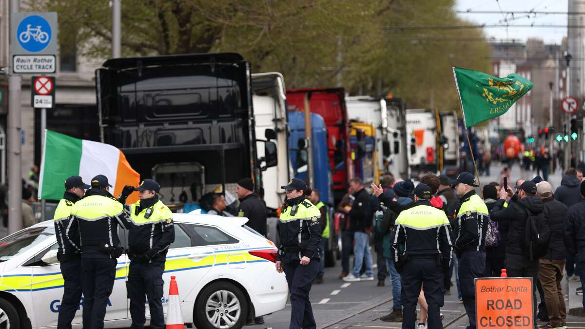 Police remove fuel-cost protesters who set up blockade in Dublin - Los  Angeles Times