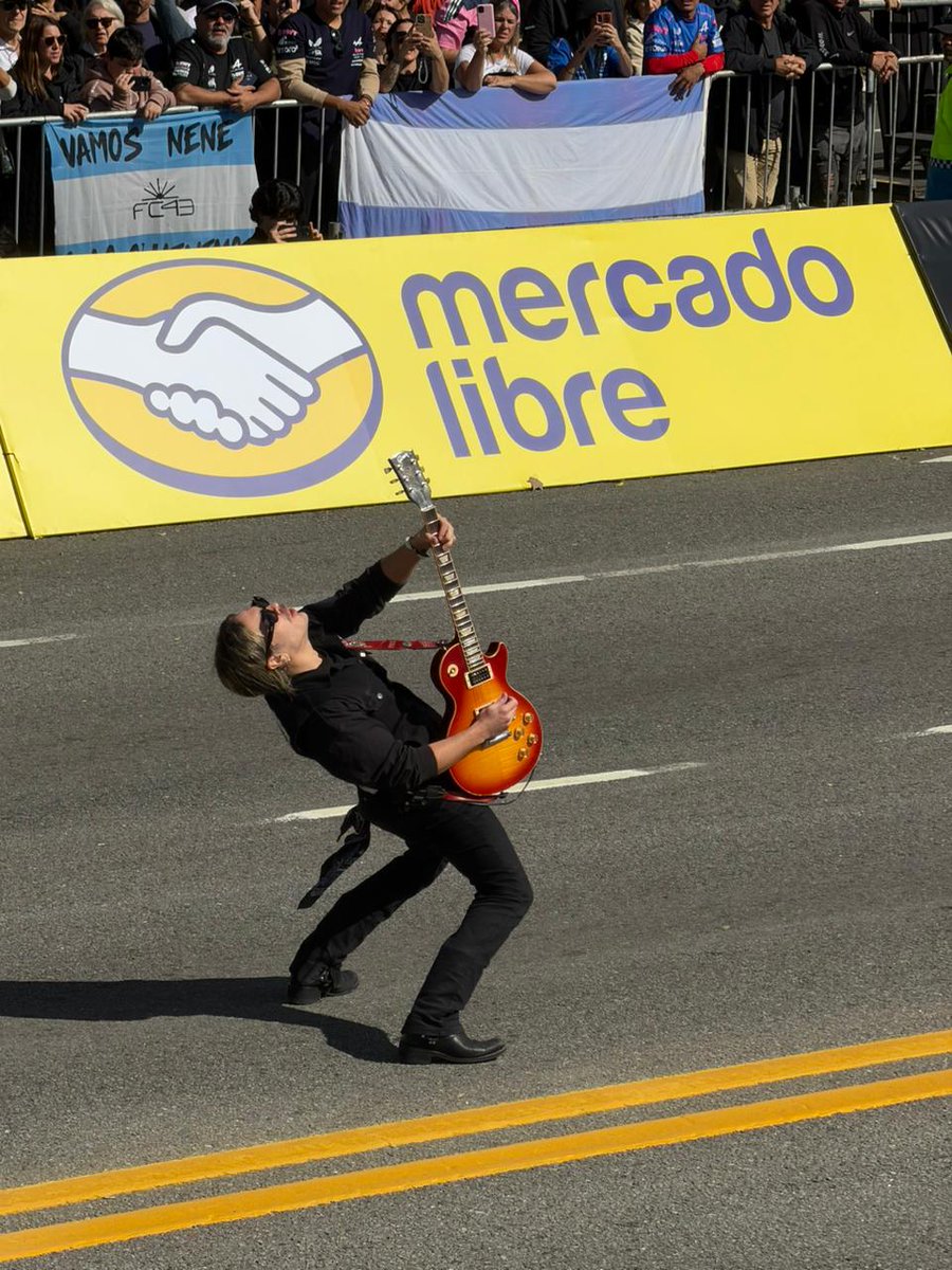Franco Colapinto路演现场与Mercado Libre联合致敬