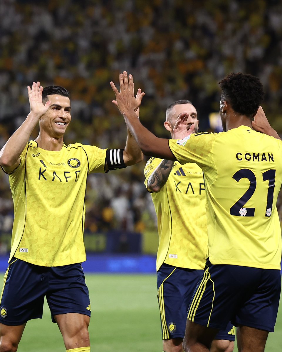 C罗赛后发布“+3”庆祝帖，画面中看台球迷高举手机与旗帜，能量爆棚