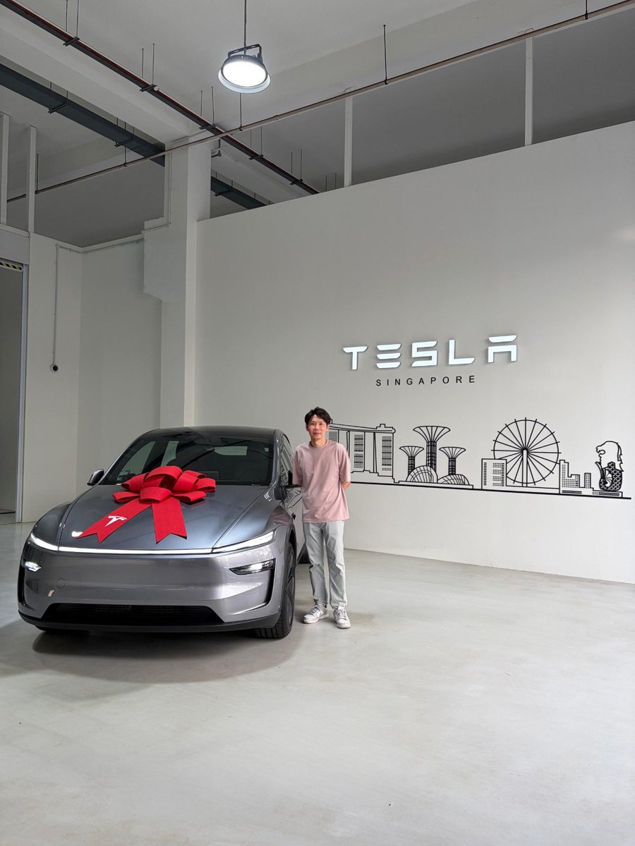 特斯拉新加坡第10000位客户Bryan交付庆祝照片