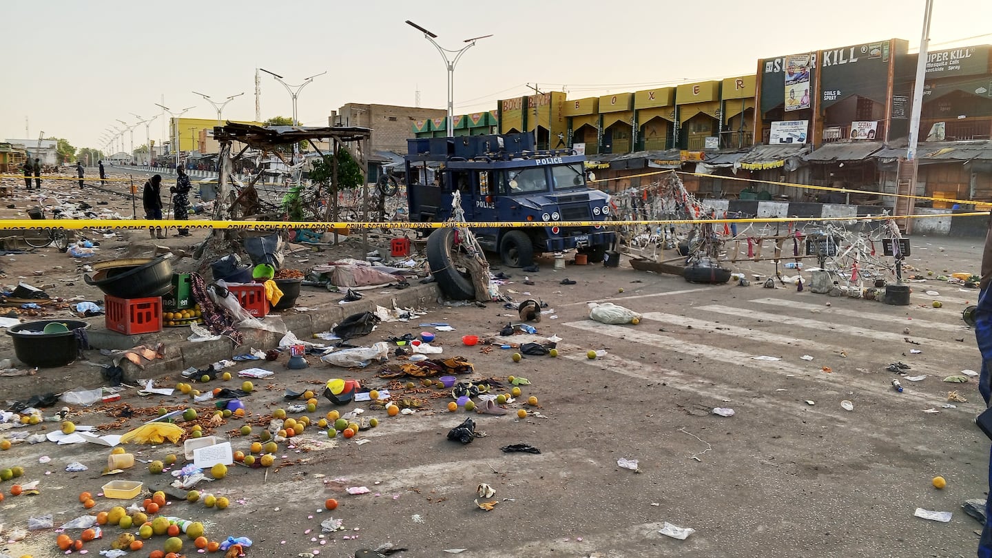 爆炸撕裂的集市与医院：尼日利亚东北自杀袭击中23条生命的无声呼喊
