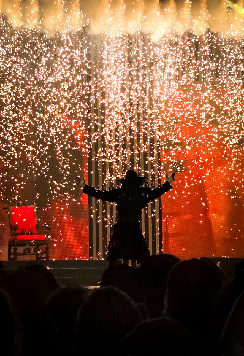 MJF高举AEW世界冠军腰带在罗杰斯竞技场庆祝