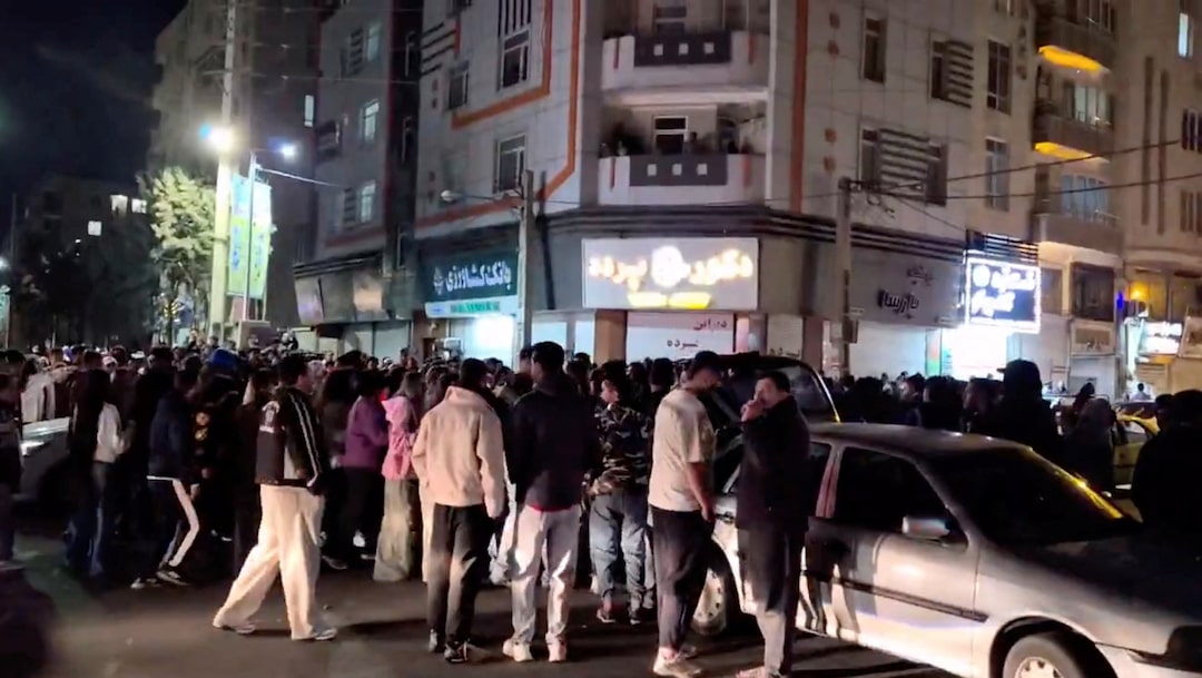 伊朗民众在卡拉季街头庆祝哈梅内伊死亡消息