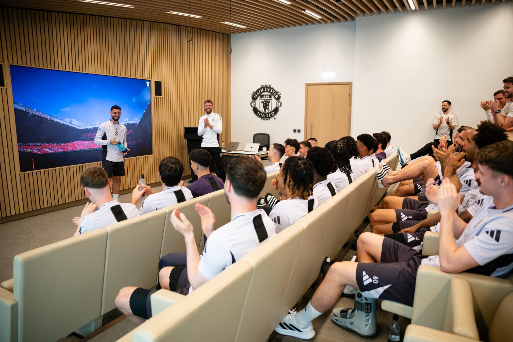 Bruno Fernandes 举起赛季最佳奖杯