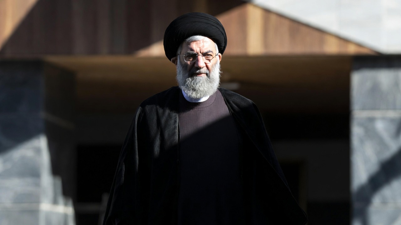 伊朗新最高领袖莫贾塔巴上任 伊朗新最高领袖莫贾塔巴上任