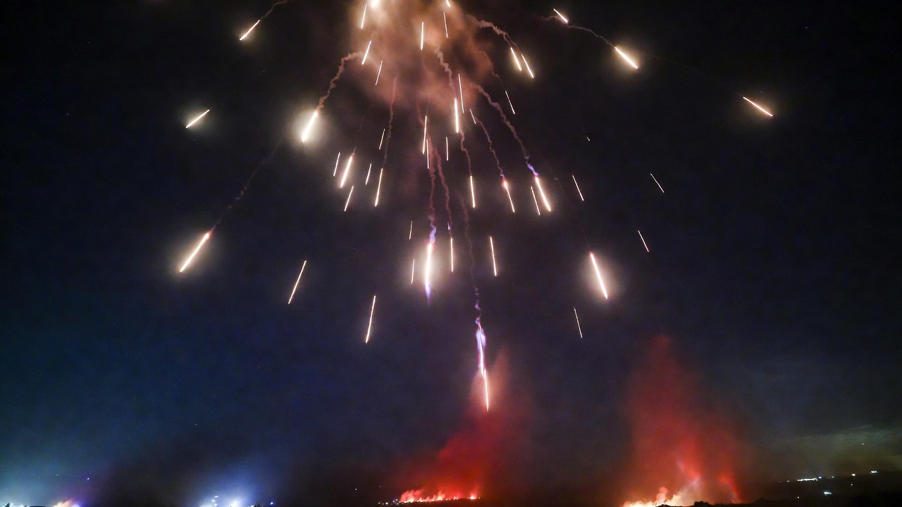 伊朗向以色列发射导弹雨