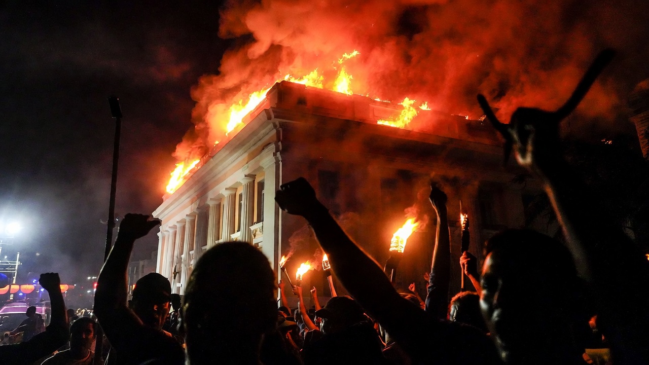 古巴抗议者焚烧共产党总部