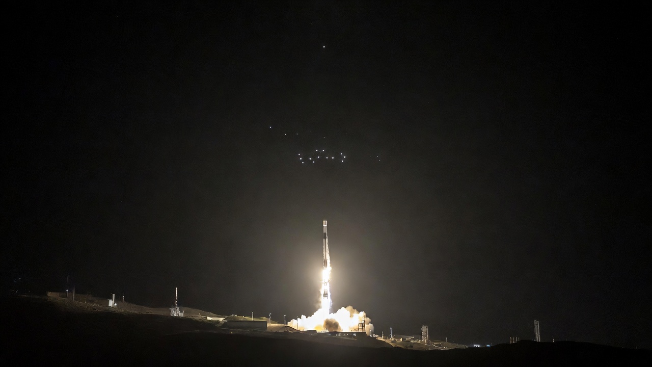 SpaceX Starlink发射25颗卫星：低轨星座扩张加速全球互联网格局重塑