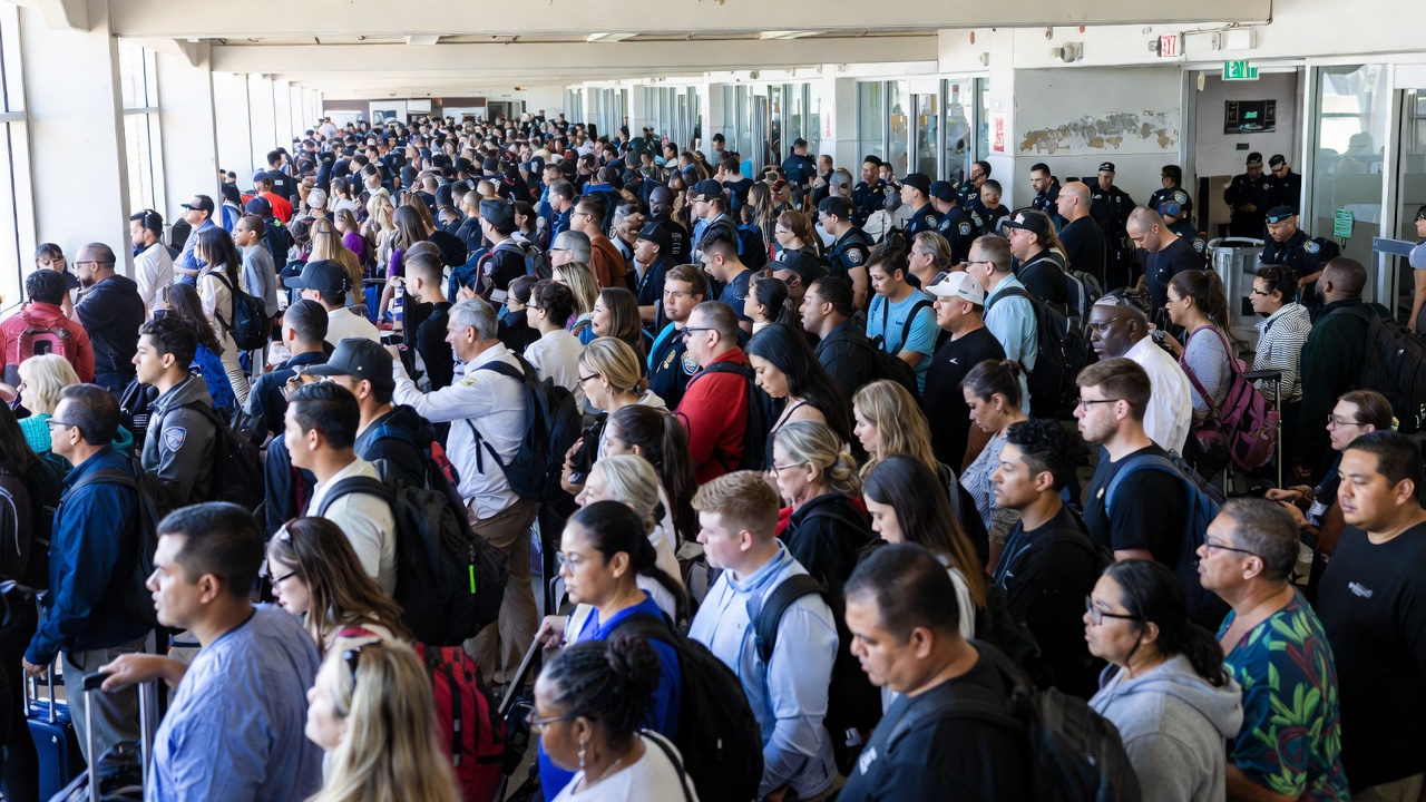 美国机场安检等待时间飙升至三小时