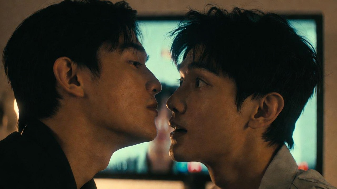 泰国演员Pond Phuwin亲吻视频走红