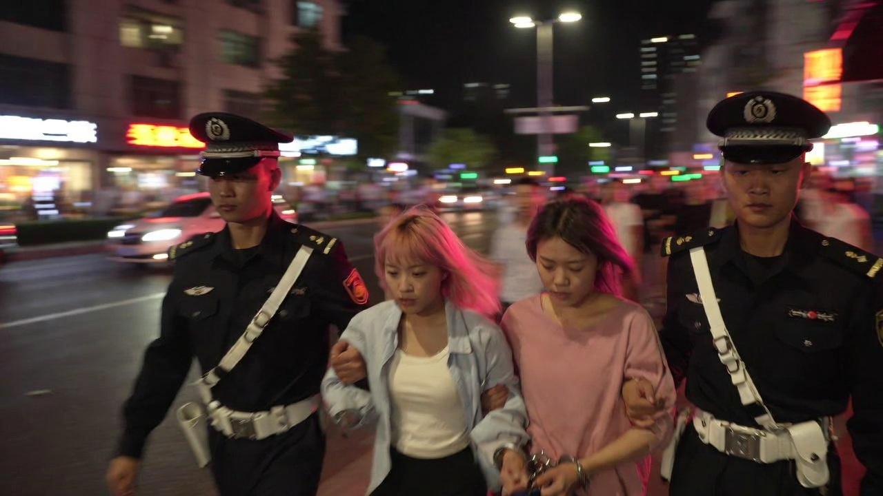 长沙解放西路低俗表演遭警方抓捕