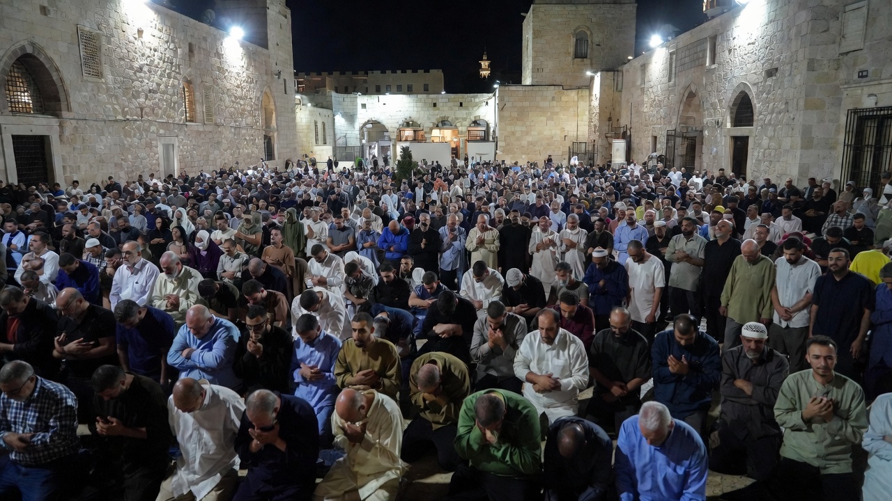 巴勒斯坦人在阿克萨外墙斋月祈祷